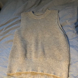 Beige väst från Only - Storlek, xs. Använd 2-3 gånger. Säljer pga att jag inte känner mig bekväm i den, köparen står för frakten🌟🌟