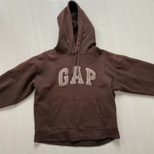 Brun gap hoodie - buda gärna i kommentarerna💕💕 (Jag har lagt upp den här annonsen tidigare men personen som skulle köpa ,300kr, återkom aldrig) OM DU BUDAR ÄR DU VILLIG ATT BETALA SÅ MYCKET. Fråga gärna om fler bilder om du känner dig osäker! Hoodien är lite urtvättad så den är inte jättemjuk på insidan. (På den vänstra mudden finns en liten fläck, se bild 3)