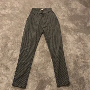 Pull&bear kostym byxor - Kostymbyxor från pull&bear. Är försmå och därför säljer jag dom. Buda från 130kr eller köp direkt för 160kr. Köparen står för frakt!