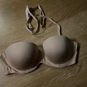 Bh utan band - Säljer då den är för liten för mig, hann aldrig använda den innan den blev för liten så den är som ny. Banden går att sätta på om man vill