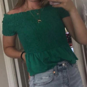 fin offshoulder topp - fin topp från gina! perfekt till sommaren. bra skick