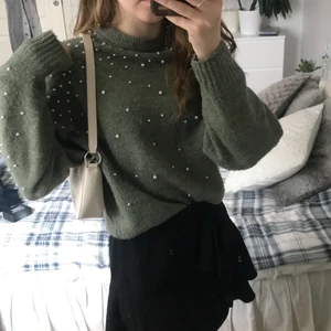 Grön tröja - Tröja med pärlor, superfin men inte min stil så därför säljs den. Bra skick,, här av dig om intresse & frågor🤍80 kr + frakt 