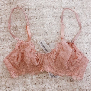 ✨💗 helt oanvänd nude spets bh från forever21 💗✨ - köpte denna för rätt så längesedan men aldrig använt för för djupa kupor för mig 😅 supersöt rosa/nude blomster spets-bh från forever21 med prislapp på! 💖 frakt tillkommmer! budgivning vid flera intresserade! kontakta vid frågor! 💌 