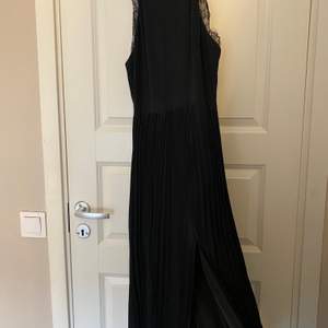 Säljer min vackra balklänning från Nelly.com i storlek 32 på grund av att den ej kommer komma till användning igen🖤 köpt för ca 800kr och finns ej kvar på hemsidan
