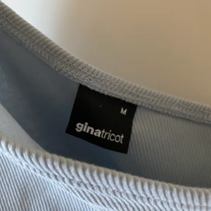 One off-shoulder - Är i nyskick, oanvänd.