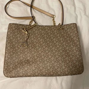 DKNY väska - En DKNY väska som är oanvänd 