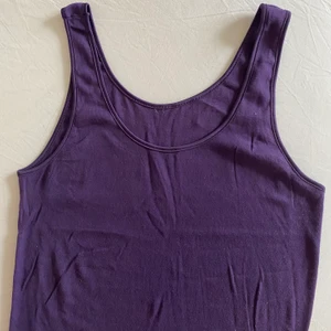 söt topp - Söt lila topp som är köpt second hand men i fint skick, den visas på en M🤍 frakt: 24kr