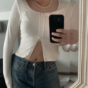 Långärmad topp  - Säljer denna fina långärmade toppen som jag aldrig andvänt endast testat, väldigt bra skick. Man kan ha på sig denna på många olika sätt som man ser på bilderna. Köpt på shein, jag och köparen kommer överens om frakten💞💞