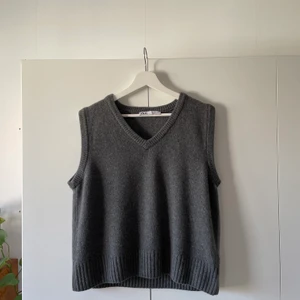 väst från ZARA i kashmir  - Denna UNDERBARA väst i kashmir som jag köpte på Zara för 699kr för någon månad sedan. Använd två gånger, så den är precis som ny i skicket.  Priset är inklusive frakt! 😊🌱 