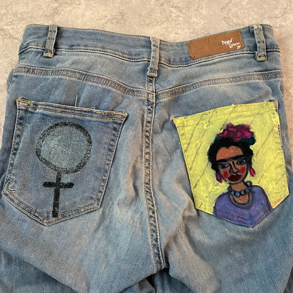 Reworked jeans med motiv av Frida Kahlo. Rensar lagret och lägger ut många varor till låga priser. Samfraktar gärna :). Jeans & Byxor.