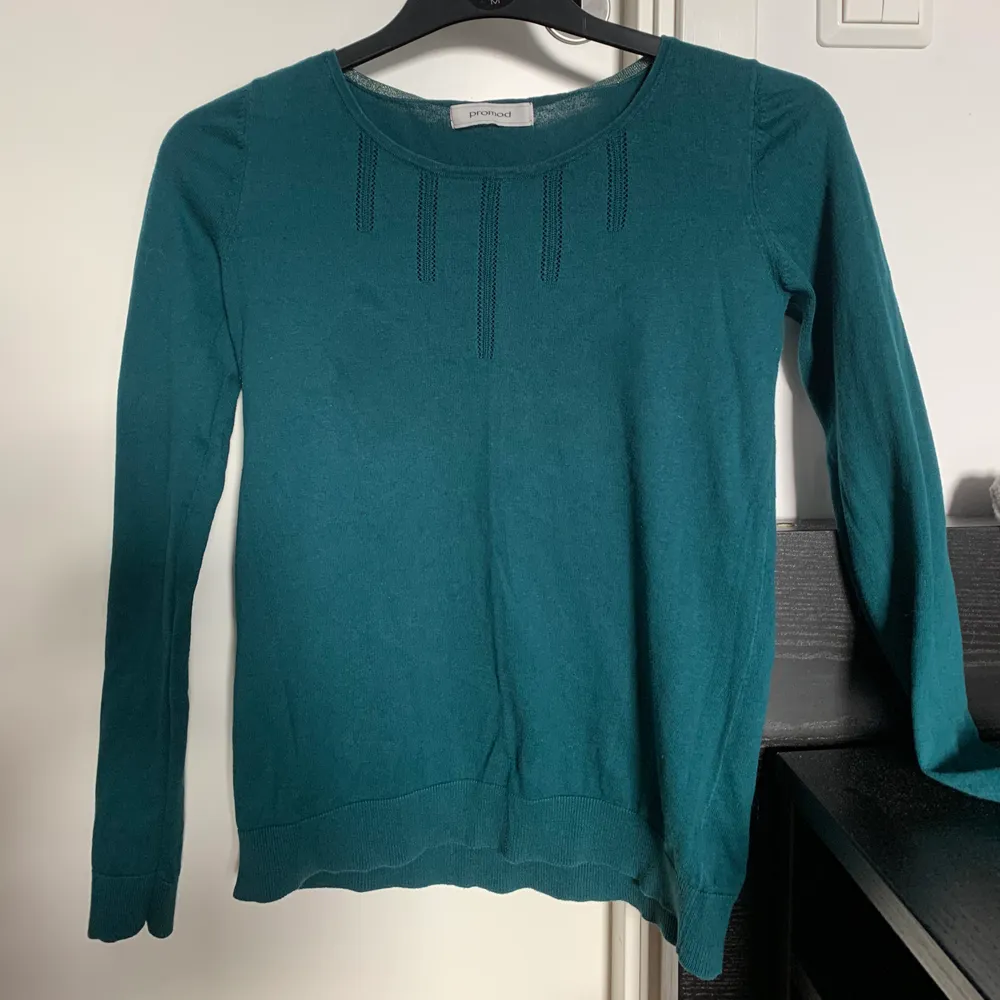 En tunn sweater/ stickad tröja med små detaljer där fram🥰  . Tröjor & Koftor.