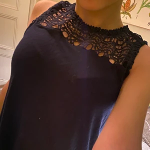 Somrigt linne med fina spetsdetaljer - Jättemysigt linne köpt second hand, underbart mjukt material och perfekt för sommaren! Fina spetsdetaljer oxå😎