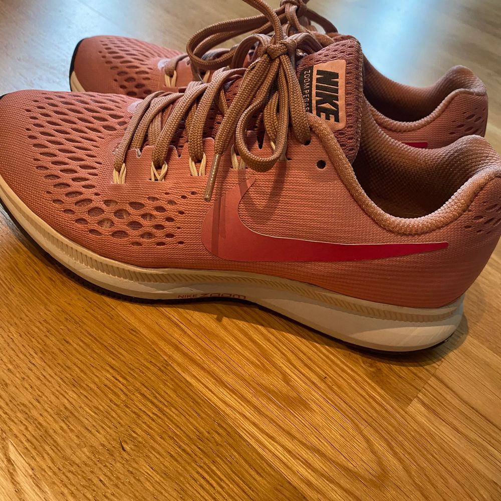Skor från Nike pegasus 37,5, så gott som nya. Använda inomhus 3-5 gånger. Nypris 1350:- mitt pris: 250:- plus frakt. . Skor.