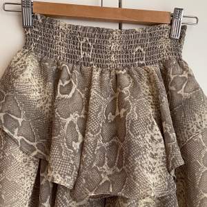 Säljer denna coola leopard kjol från Gina tricot! Jätte fint skick❤️