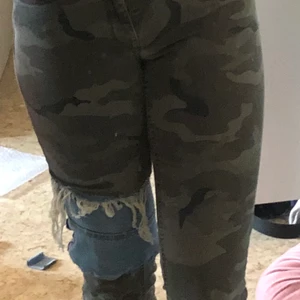 Fina byxor med militär mönster passar tyvär it mig😊/köparen står för frakt  - 45kr frakt 