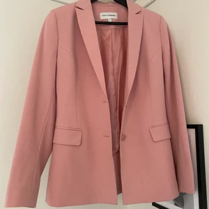 Blazer - Säljer denna blazern! Jättefint skick, endast använd 2-3 gånger. Storlek 36 från Kappahl, köpt för 399kr men säljer för 199kr💗