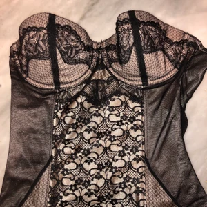 Korsett  - Super fin korsett i ett fint mönster och som nästan är oanvänd🌸 super snygg att styla med nästan vad som helst! Buda i kommentarerna eller skriv till mig.