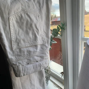 Weekday Voyage Jeans White  - Säljer dessa jättefina Voyage Jeans från Weekday då de ej kommit till användning typ alls. Finns inga fel eller så på dom eftersom jag inte använt dom mycket💕✨