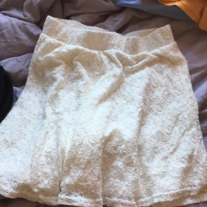 Söt spetskjol - Söt spetskjol från bikbok, aldrig använd, superfin till sommaren!