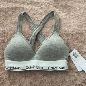 Calvin Klein topp - Så fin helt ny Calvin Klein topp, prislapp kvar och är aldrig använd - säljer pga råkade ta fel storlek 💘 köpt för 500 på Åhléns 