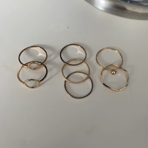 Guldiga ringar  - Super fina guldiga ringar från hm som tyvärr inte passar mig i storleken därav har jag inte fått någon användning av dem, frakten ingår inte i priset😊