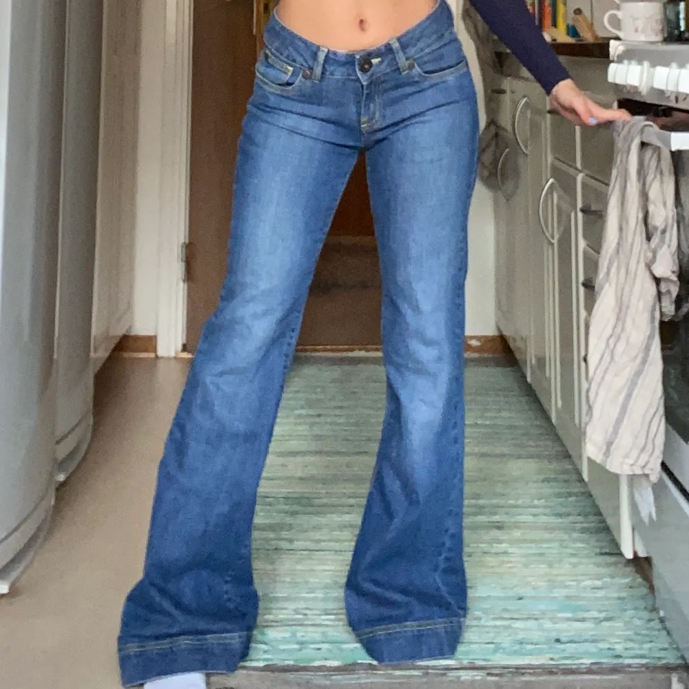 så fina bara lite väl långa på mig är 156cm men sitter fint o super coola fickor 😬😘. Jeans & Byxor.