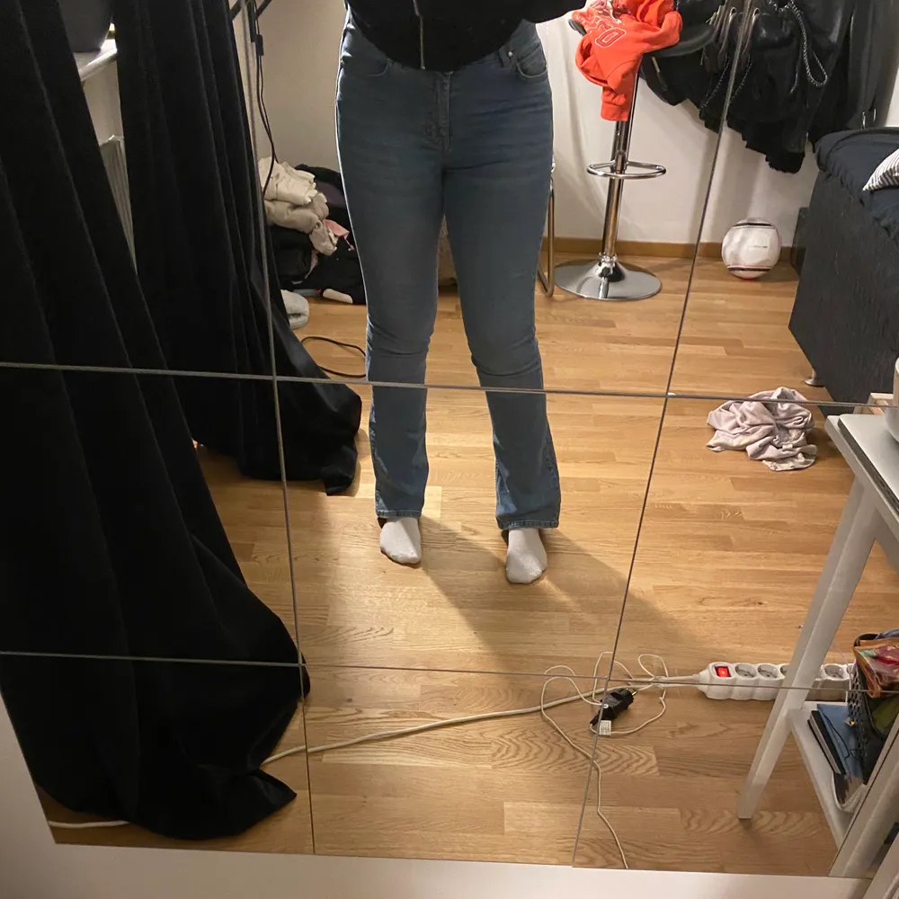 Säljer dessa blå bootcut jeans ifrån ginatricot💞                   Mittemellan höga i midjan, säljer för 150 + frakt. Jeans & Byxor.