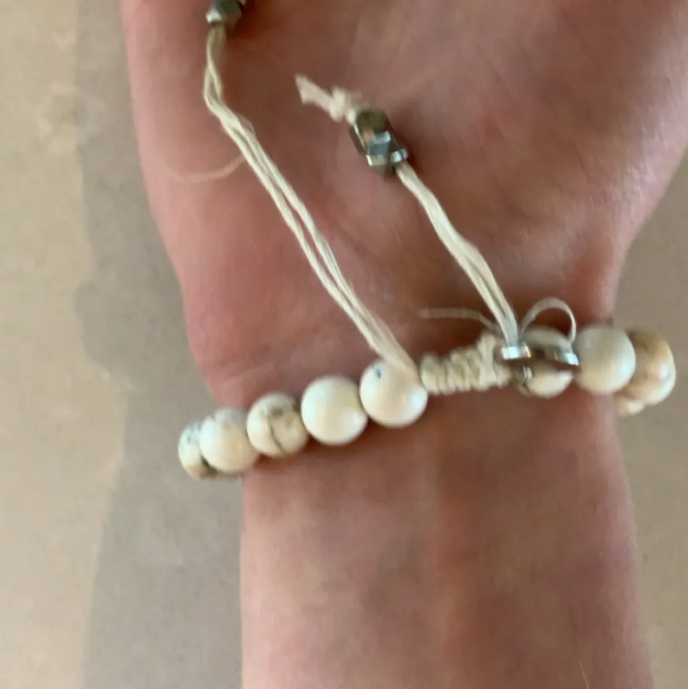 Säljer detta marmor pärlarmband då det inte kommer till användning, armbanded går att skjustera så skulle säga att det är i alla storlekar, 120kr +15kr frakt. Accessoarer.