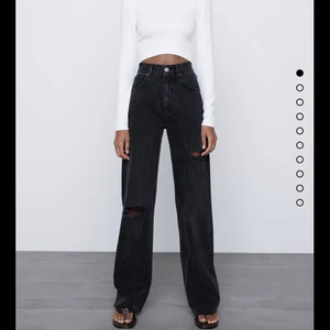 Jeans - Jeans från zara men hål, de är storlek 38 men passar mig som vanligtvis har 36💖💖 använda 1 gång, de är i en svart/grå färg.🥰