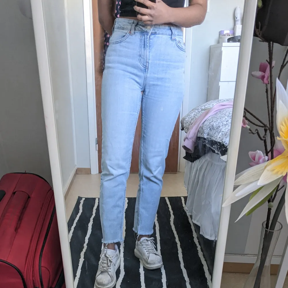 Mom/girlfriend jeans från Bershka i storlek 34. Jag är 159 cm för referens!. Jeans & Byxor.