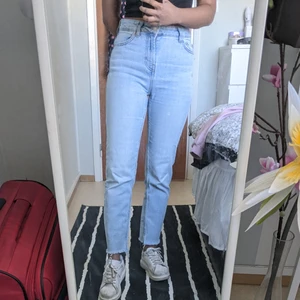 Mom jeans - Mom/girlfriend jeans från Bershka i storlek 34. Jag är 159 cm för referens!