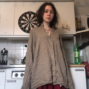 rutig flanellskjorta💐 -  funkar till allt, en solig sommardag, en mysig prommenad i skogen, till kjol eller byxor eller vad man nu vill!! superskön och mjuk🍰   (frakt tillkommer🦡)