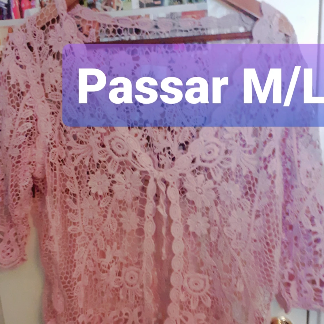 M/L, blommigt, chic't, ros-broderad blus,*Isolde. 