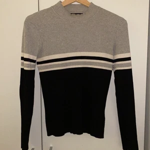 Polo tröja  - Säljer denna tröja som var för liten för mig när jag köpte den, säljer den nu för att den rätta personen ska köpa den. Köpte den i början av året och är ej använd. Den har en polo hals är och 3 färger. Frakt ingår +50kr