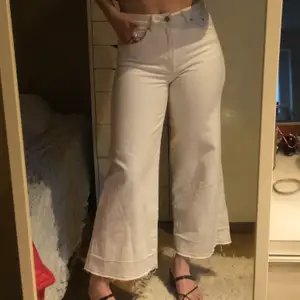 Vita högmidjade utsvängda jeans. Perfekta till sommaren:)
