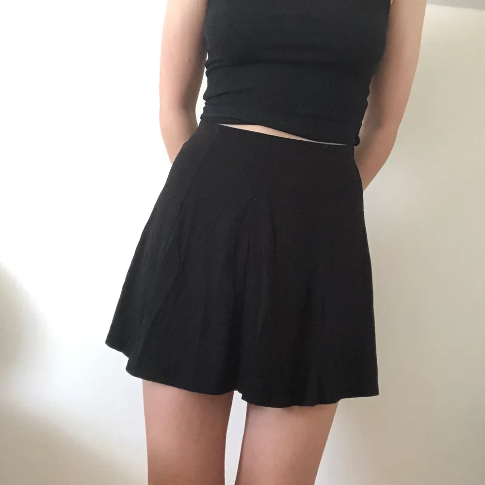 Fin svart kjol från pull&bear som är knappast använd 🤩 Den är stretchig och därför passar storlekar 34-38!. Kjolar.