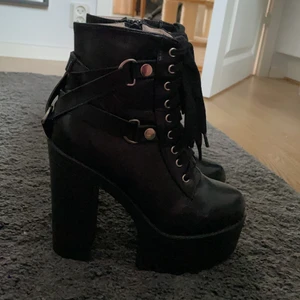 Klackskor  - Säljer dessa fina klackskor då jag beställde fel storlek. Storleken är 37 men den skulle kunna passa en liten 37:a eller en 36