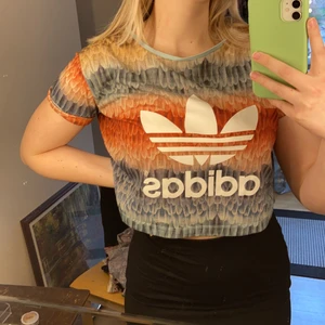 Croppad t-shirt Adidas - Supersnygg t-shirt från Adidas i storlek 34. Den är använd endel och kragen där fram är lite slapp. 70kr + frakt💘