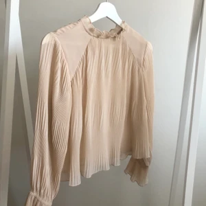 Blus från zara  - Världens finaste blus från zara i strl xs. Så fin när solen tittar fram och passar både på jobbet och till vardags. Passar även en S. Använd två gånger, skick: som nytt.