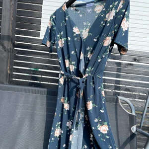 blommig klänning - snygg sommarklänning, kommer till knäna, aldrig använd 💕 köparen står för frakten