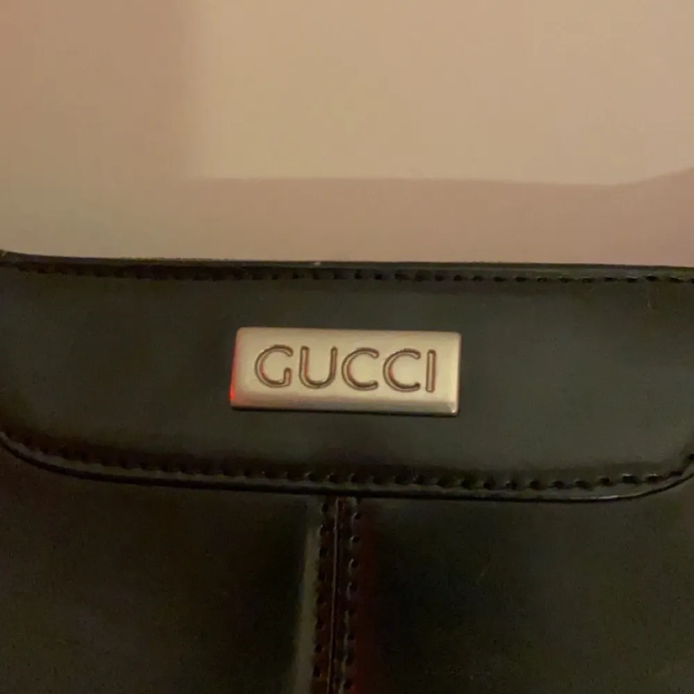 Hej! Jag vet inte riktigt om det är äkta Gucci då jag köpte den från secondhand. Men detta är en väldigt snygg och vintage Gucci handväska. Jag säljer den eftersom att den inte kommer till mycket användning.💞. Accessoarer.