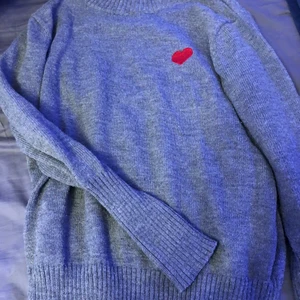 Stickad tröja  - Säljer en stickad tröja som då inte kommit till så mycket användning (några få gånger) jätte fin och gulligt hjärta där. 40kr + frakt (står inte för frakten) skriv till mig för bilder o pris osv🖤🖤