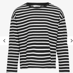 Randig tröja - Säljer en oanvänd svart randig tröja ifrån mango!! Strl 164 men passas xxs/xs/S. 40kr + frakt (står inte för frakten) 