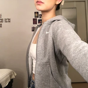 Retro Nike huvtröja  - Riktigt snygg huvtröja från Nike som är i en lite kortare modell och passar riktigt snyggt med någon magtröja under!!🤍