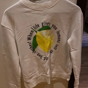 Tröja - Säljer denna fräscha tröja med en citron på. Jag stryker såklart innan leverans. 💓 använd fåtal gånger men i bra skick