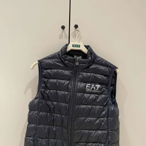 Armani väst💙 - Litet hål i bak som inte syns pga det är så litet, fint skick annars💙