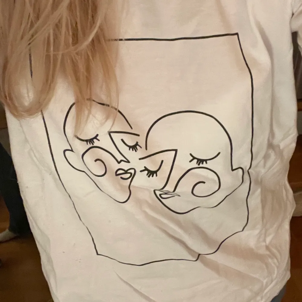 Säljer nu min vita t-shirts med såå fint tryck på. Använt typ två gånger. Storlek xs men känns som s eller m. T-shirts.