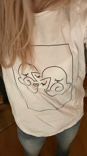 Jätte fin vit tröja med tryck på  - Använt typ två gånger. Storlek xs men känns som s eller m