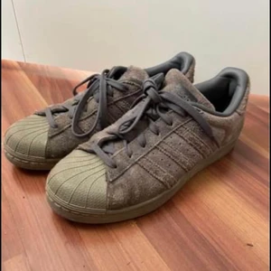 Adidas Skor - Gråa mockasneakers från Adidas i fint skick!