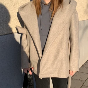 Kappa  - Säljer denna otroligt fina kappa från Vero Moda har huva och knytning, endast använd 1 gång💘 strl S, säljer pga för liten för min smak